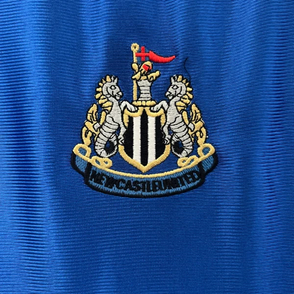 Maglia Newcastle 1998-99 blu stemma