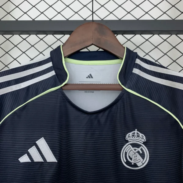nuova maglia real madrid 2025-2026 collo