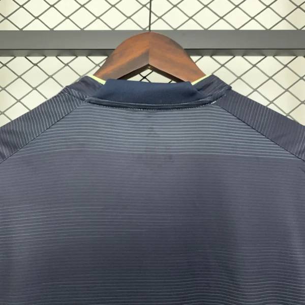 nuova maglia real madrid 2025-2026 scollo anteriore