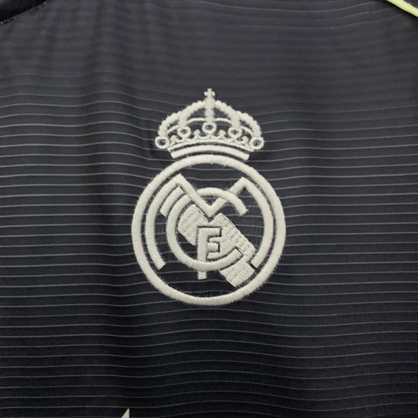 nuova maglia real madrid 2025-2026 stemma