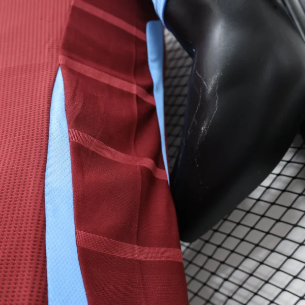 Maglia Aston Villa 2024-2025 prima divisa versione giocatore laterale