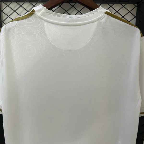 nuova maglia bayern monaco bianca 2025 collo anteriore