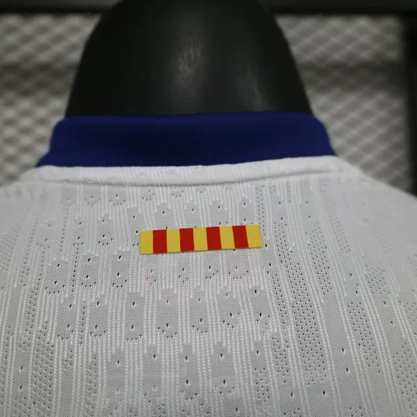 Camiseta FC Barcelona 2025-26 cuello anterior