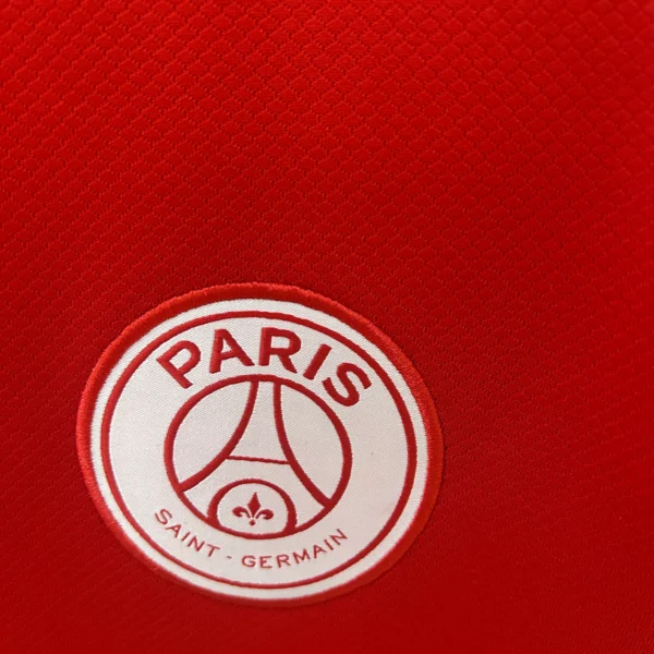 maglia psg rossa 2024-2025 stemma