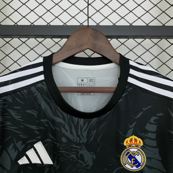 maglia real madrid drago 2025 collo