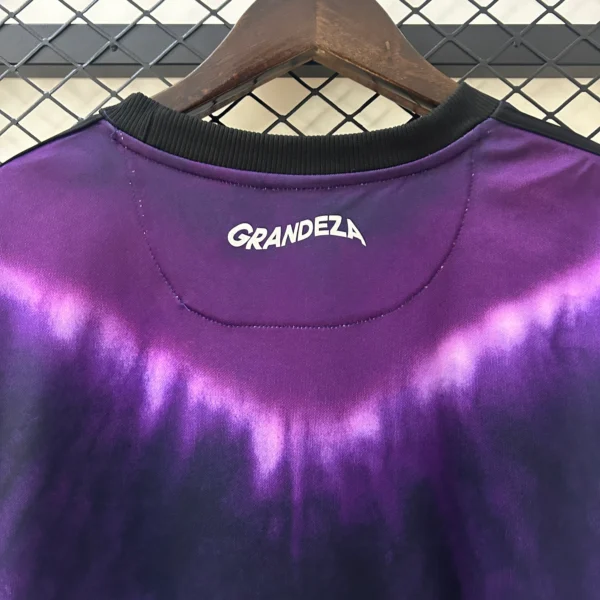 maglia real madrid viola 2025 scollo anteriore