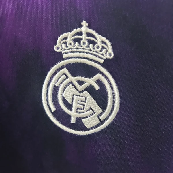 maglia real madrid viola 2025 stemma