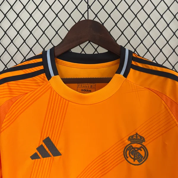 maglia real madrid arancione 2024 collo