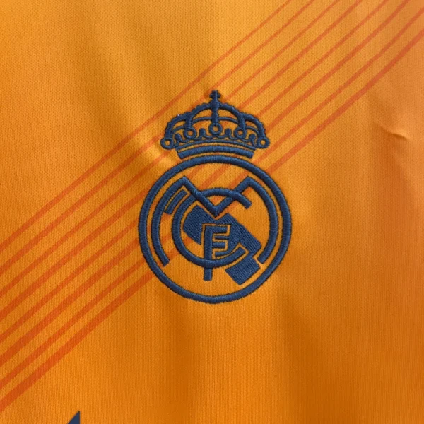 maglia real madrid arancione 2024 stemma