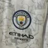 Nuova Maglia Seconda Divisa Manchester City 2025 stemma