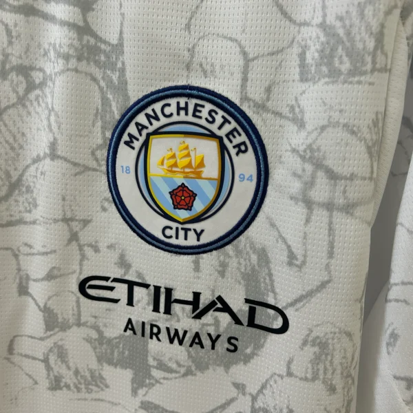 Nuova Maglia Seconda Divisa Manchester City 2025 stemma