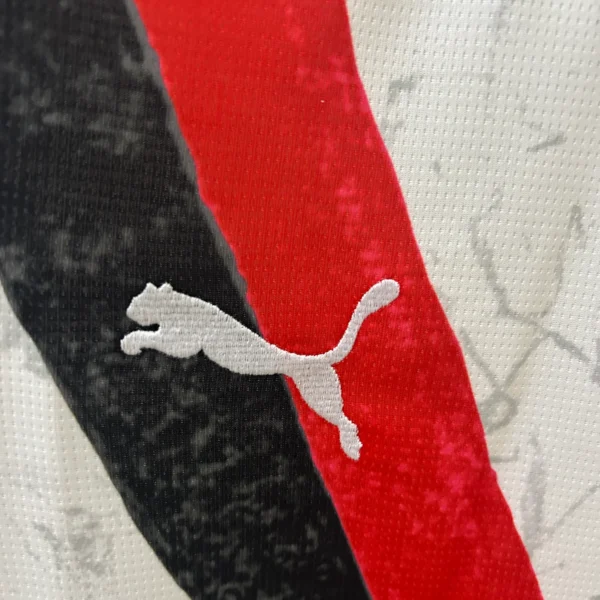 Camiseta Segunda Equipacion Manchester City 2025 logo