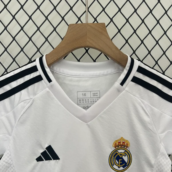 Conjunto Real Madrid niño 2024-2025 Mbappé cuello