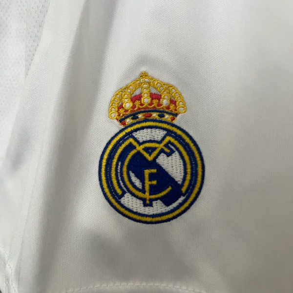 Conjunto Real Madrid niño 2024-2025 Mbappé escudo