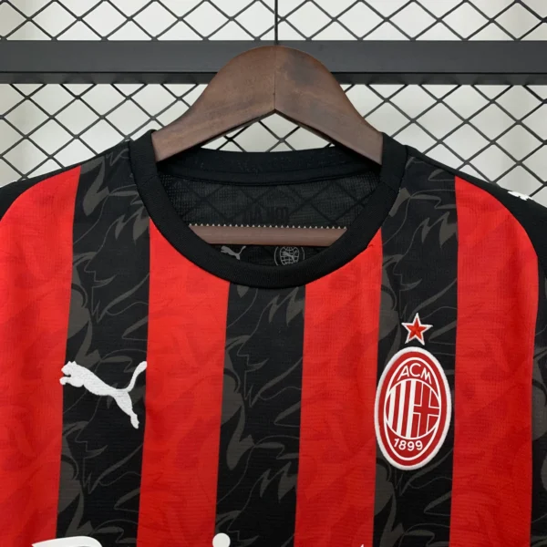 Nuova maglia AC Milan 2025/2026 colletto