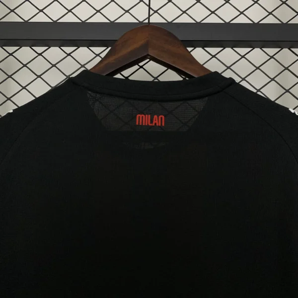 Nuova maglia AC Milan 2025/2026 colletto anteriore