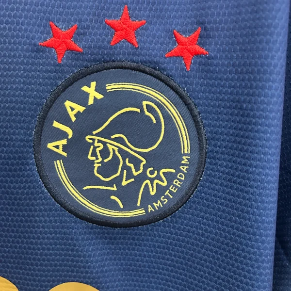 Nuova maglia Ajax 2025-2026 Bob Marley blu stemma