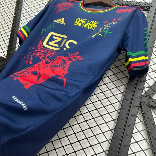 Nuova maglia Ajax 2025-2026 Bob Marley blu laterale