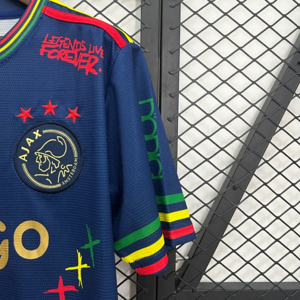 Nuova maglia Ajax 2025-2026 Bob Marley blu manica