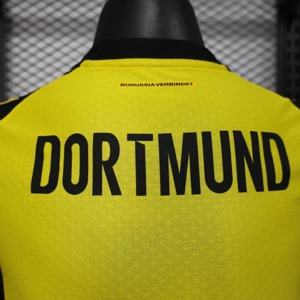 Nuova maglia Borussia Dortmund 2025-2026 collo anteriore