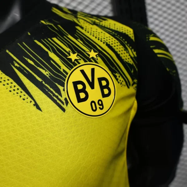 Nuova maglia Borussia Dortmund 2025-2026 stemma
