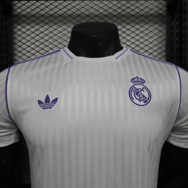 Nuova maglia Edizione Speciale Real Madrid 2025 collo