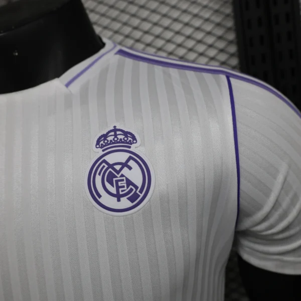 Nuova maglia Edizione Speciale Real Madrid 2025 stemma