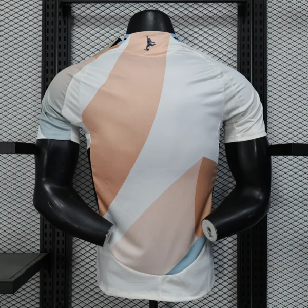 Nuova maglia Spagna 2025-2026 con numero