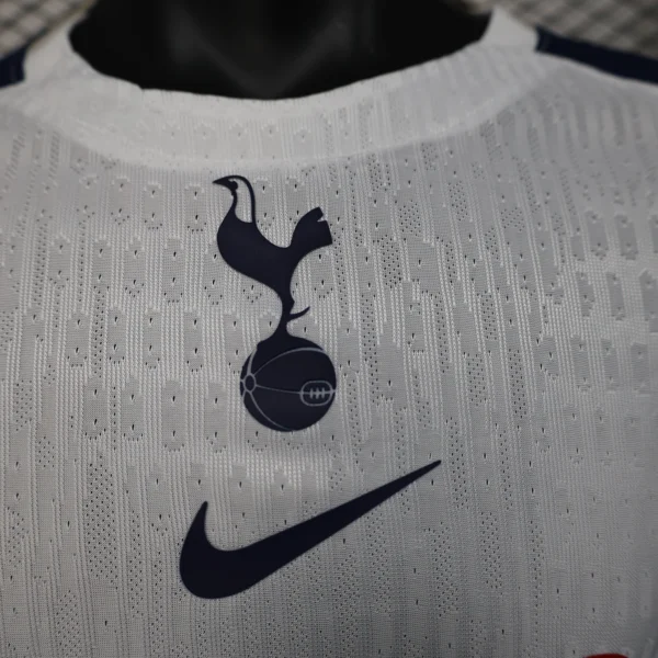 Nuova maglia Tottenham 2025-2026 stemma