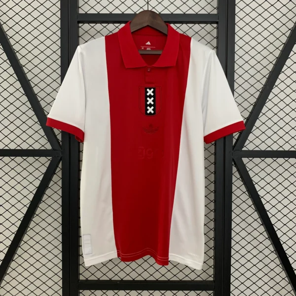 nuova maglia dell’Ajax 2025-2026 rossa