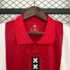 nuova maglia dell’Ajax 2025-2026 rossa collo