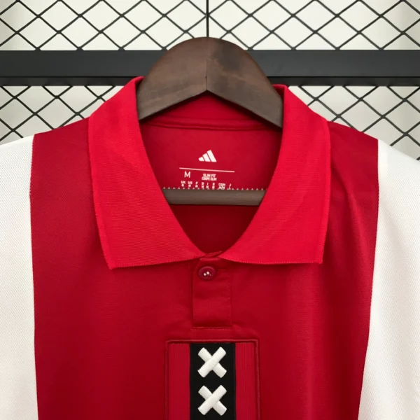 nuova maglia dell’Ajax 2025-2026 rossa collo
