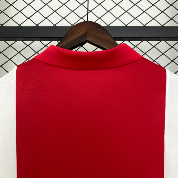 nuova maglia dell’Ajax 2025-2026 rossa collo anteriore