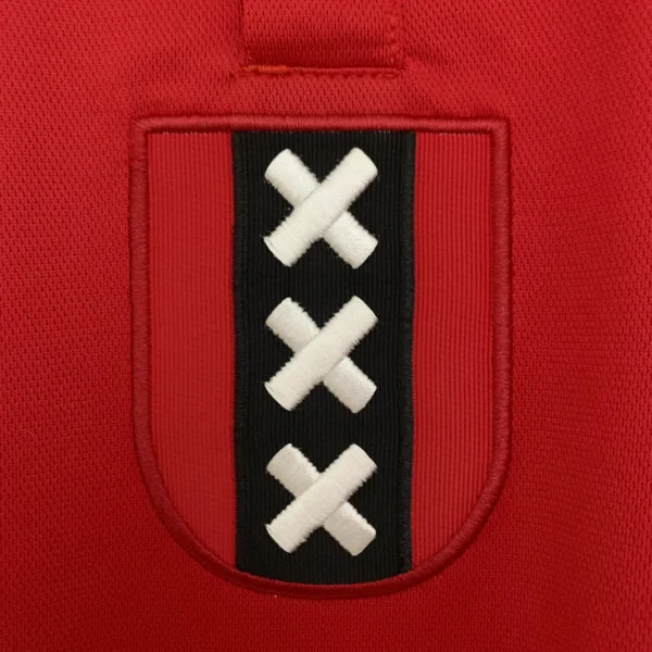 nuova maglia dell’Ajax 2025-2026 rossa stemma