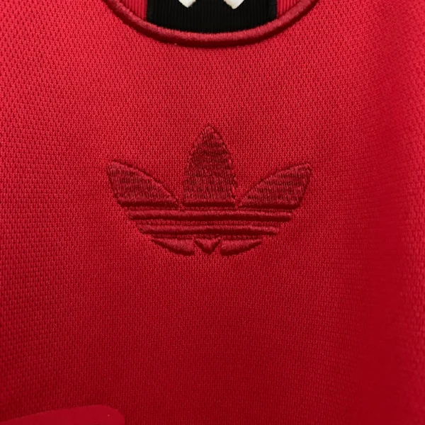 nuova maglia dell’Ajax 2025-2026 rossa logo