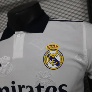 maglia edizione speciale real madrid 2025 stemma-1