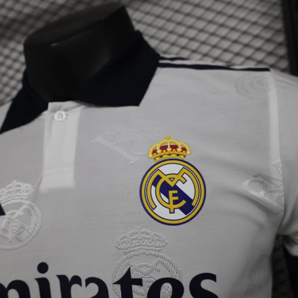 maglia edizione speciale real madrid 2025 stemma