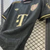 nuova maglia bayern monaco nera 2025 laterale