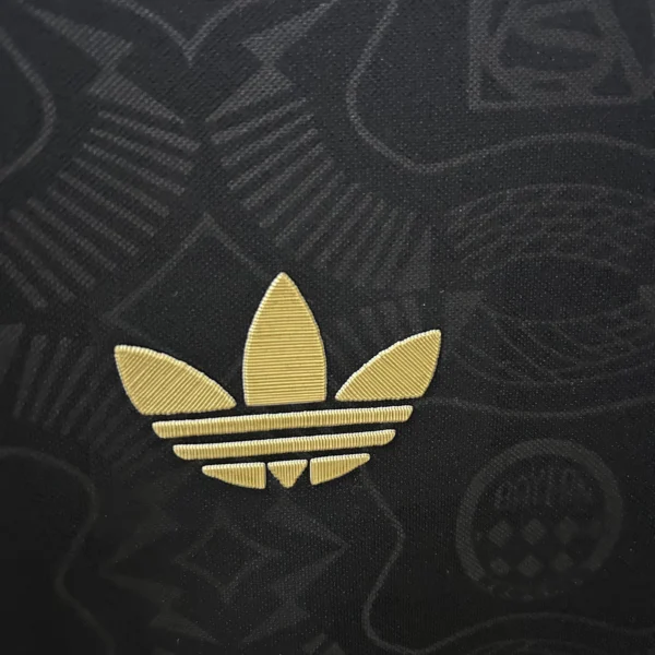 nuova maglia bayern monaco nera 2025 logo