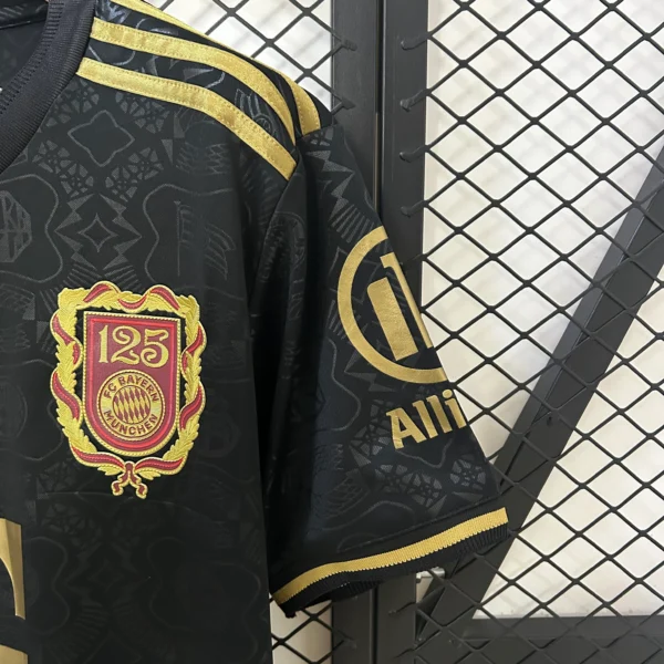 nuova maglia bayern monaco nera 2025 manica