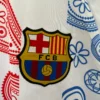 Maglia bianca FC Barcelona 2025-2026 stemma