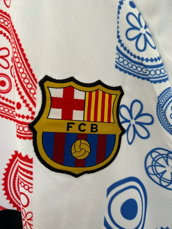 Maglia bianca FC Barcelona 2025-2026 stemma