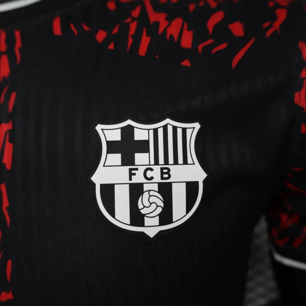 Maglia FC Barcelona Leone Rosso 2024-2025 stemma