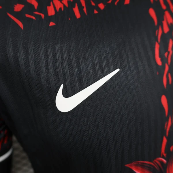 Maglia FC Barcelona Leone Rosso 2024-2025 logo