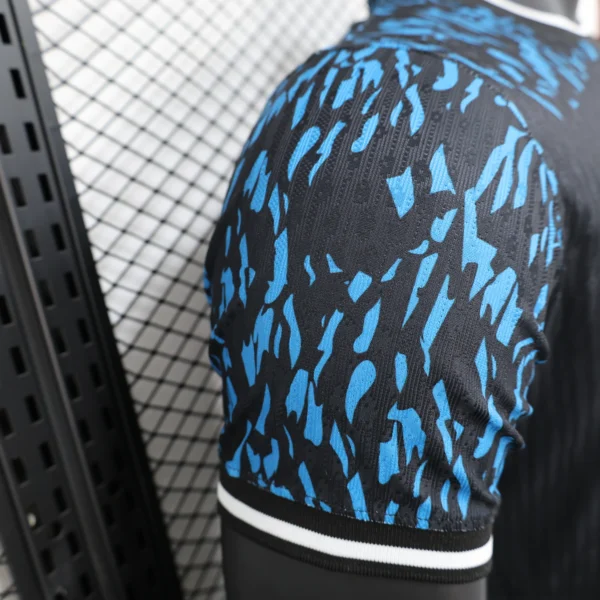 Maglia FC Barcelona Leone blu 2024-2025 spalla