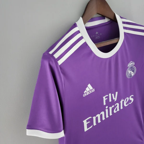 Maglia retro Real Madrid 2016-2017 viola spalla