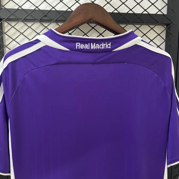 Maglia retrò Real Madrid viola 2006-2007 scollo anteriore