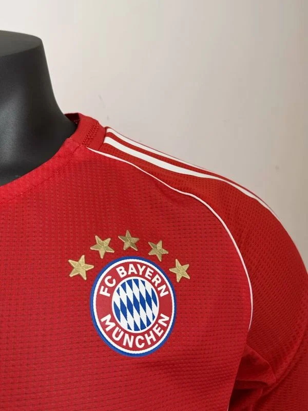 Nuova Maglia Bayern Monaco 2025-2026 stemma