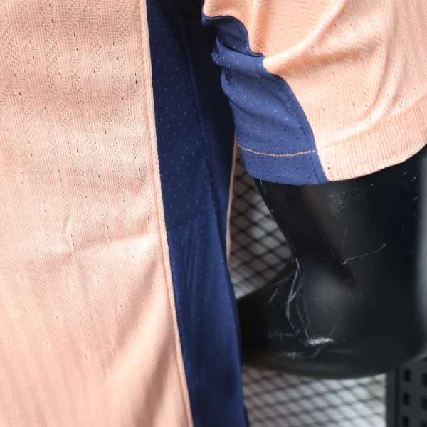 Nuova maglia FC Barcelona 2025-2026 beige laterale