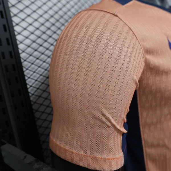 Nuova maglia FC Barcelona 2025-2026 beige spalla